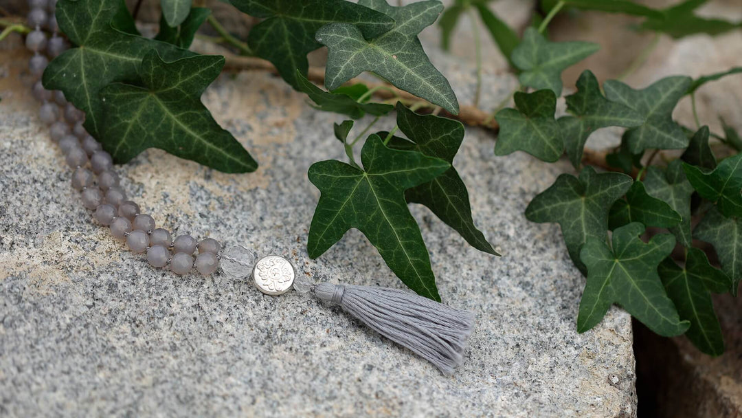 Mala Achat grau | 8 mm | facettiert | mit Guru-Perle Bergkristall und Malamünze 925er Silber