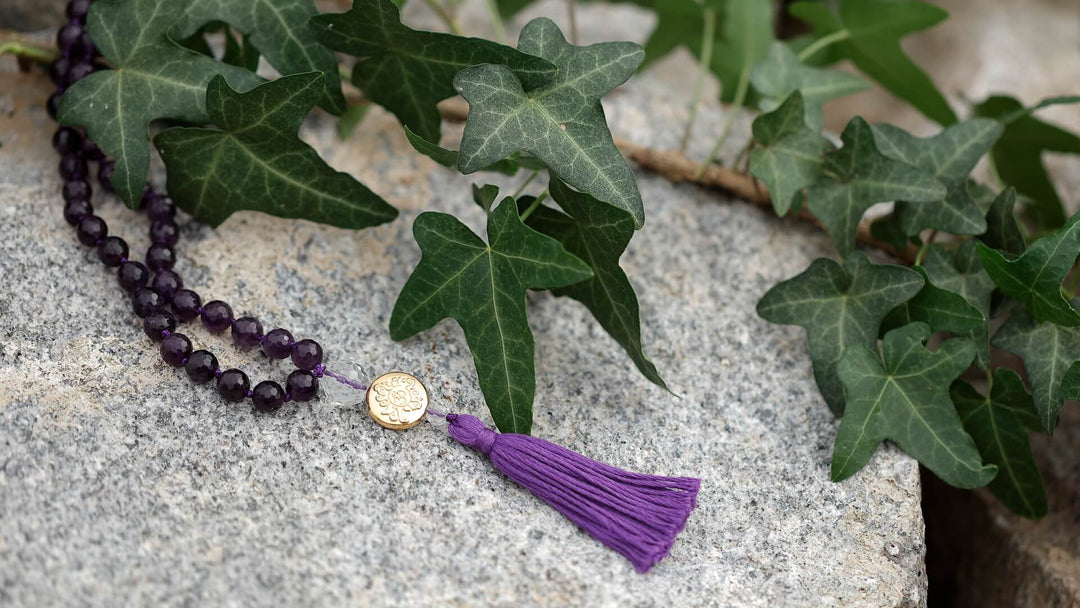 Mala Amethyst | 8 mm facettiert | mit Guru-Perle Bergkristall und vergoldeter Malamünze 925er Silber