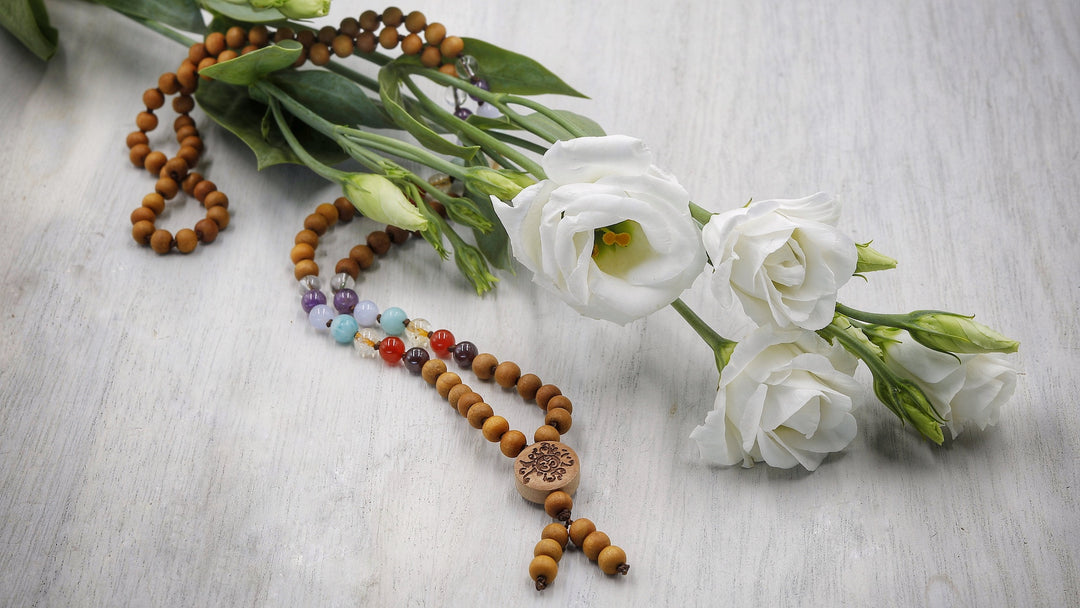 Mala Chakra Edelsteine und Sandelholz 6mm