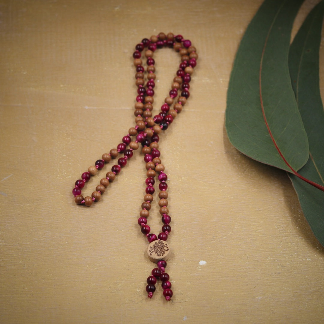 „Feminine Flamme" Tigerauge pink  mit Sandelholz Mala  6mm Summer Collection