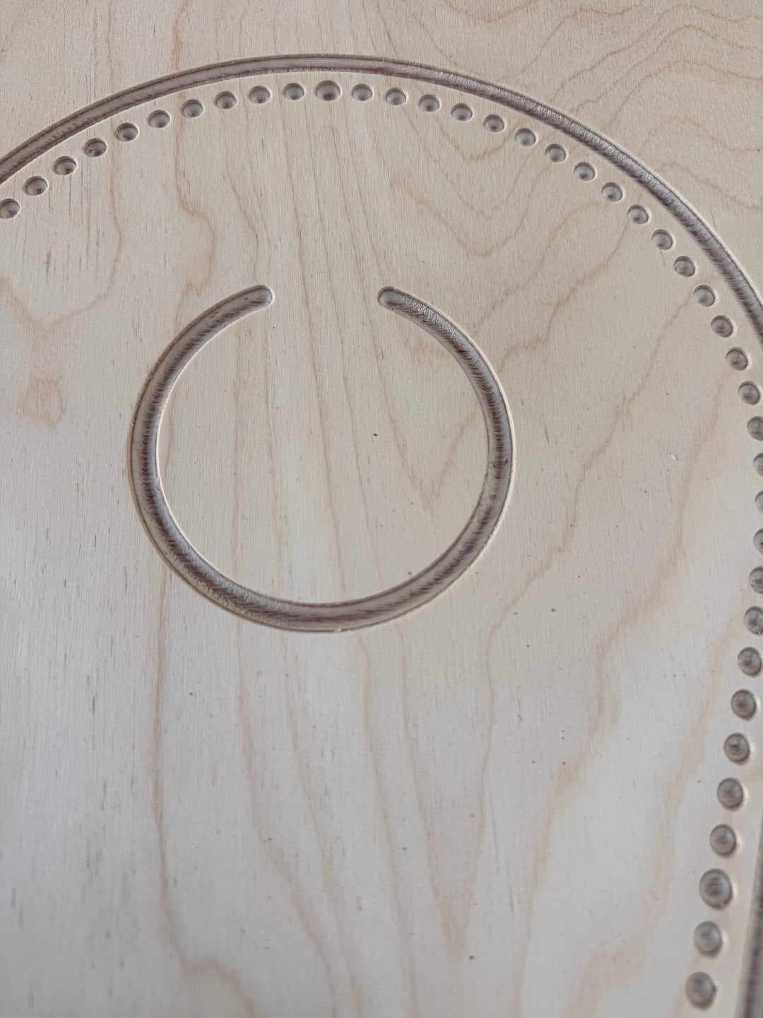 Detailansicht des Mala Perlenbretts mit Mulden zum Auslegen für Armbänder