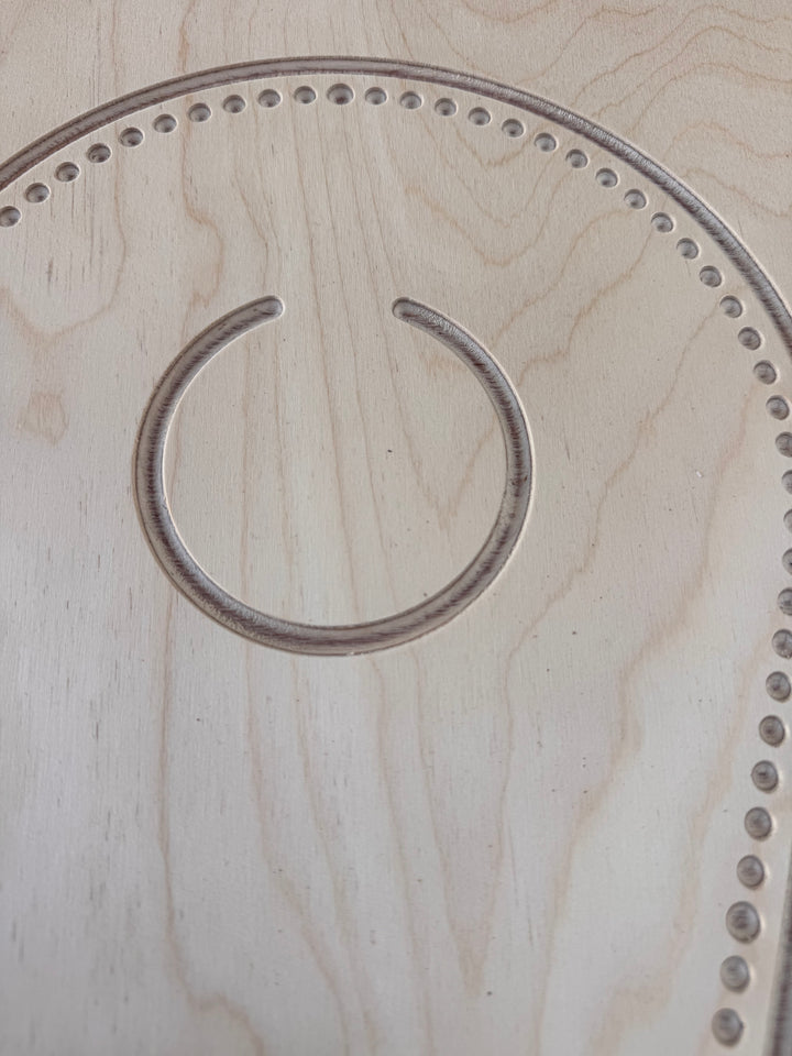Detailansicht des Mala Perlenbretts mit Mulden zum Auslegen für Armbänder
