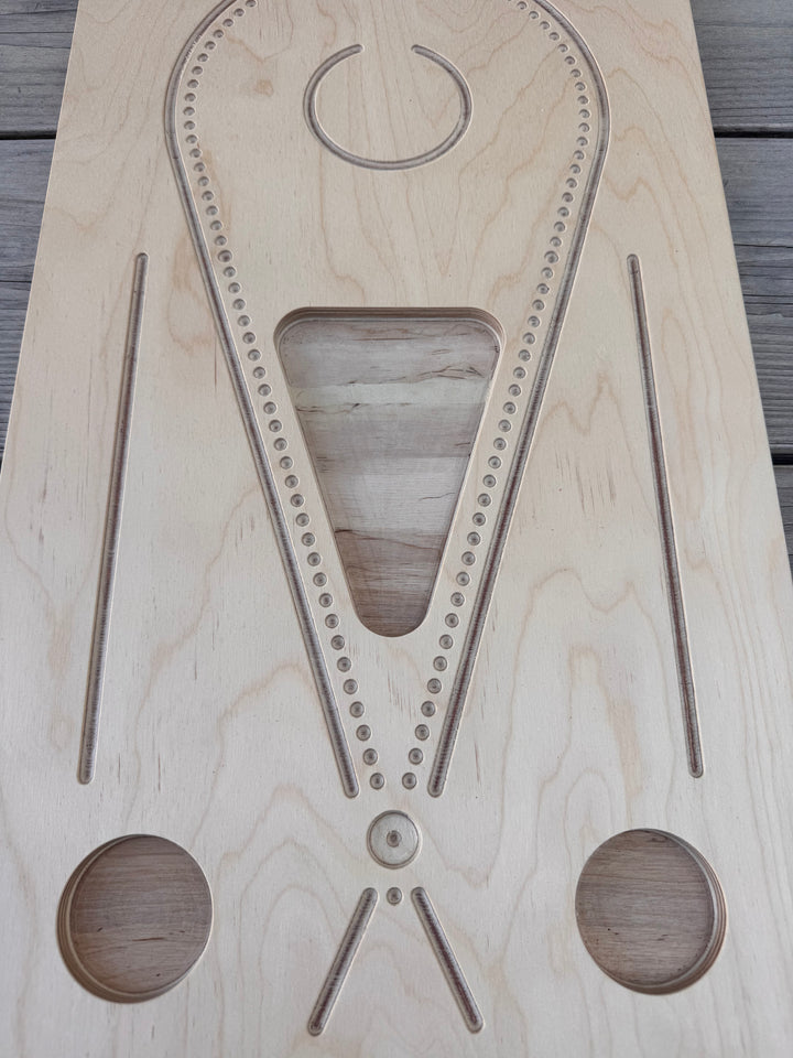Mala Board aus Holz mit Perlenmulden, Armband-Vorlage und Ablageflächen für Schmuckdesign