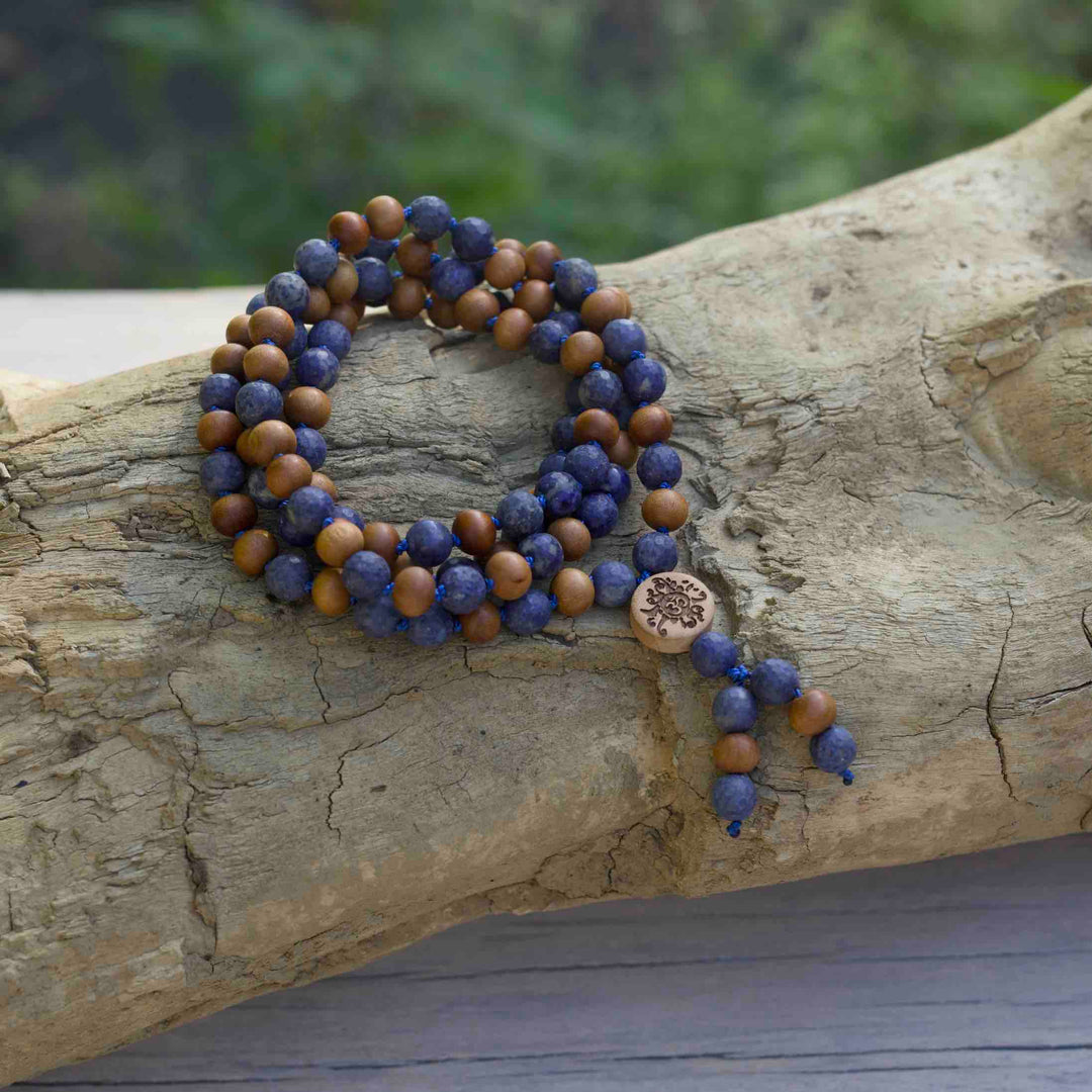 Nahaufnahme der 8mm Perlen aus facettiertem Dumortierit und Sandelholz – handgeknüpfte Meditationskette Azurseele von Malawelt
