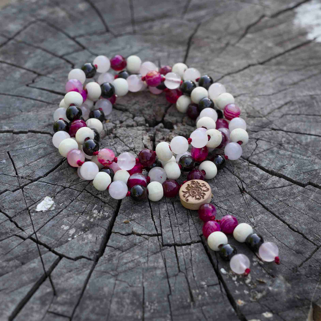 Nahaufnahme der 8mm Perlen aus rosa Achat und Rosenquarz mit hellem Tulsi-Holz – handgeknüpfte Meditationskette Blütenseele von Malawelt