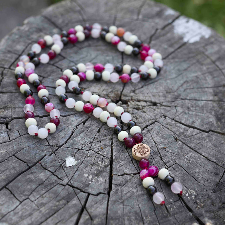 Handgeknüpfte Malakette Blütenseele aus rosa Achat, Rosenquarz und Tulsi-Holz – Einzelstück aus der Summer Collection der Malawelt