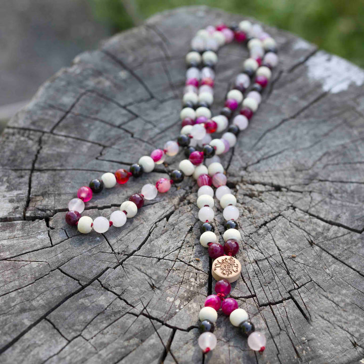 Feminine Malakette Blütenseele in zartem Rosa – handgefertigtes Einzelstück aus Rosenquarz, Achat und Tulsi, handgeknüpft von Gaby der Malawelt