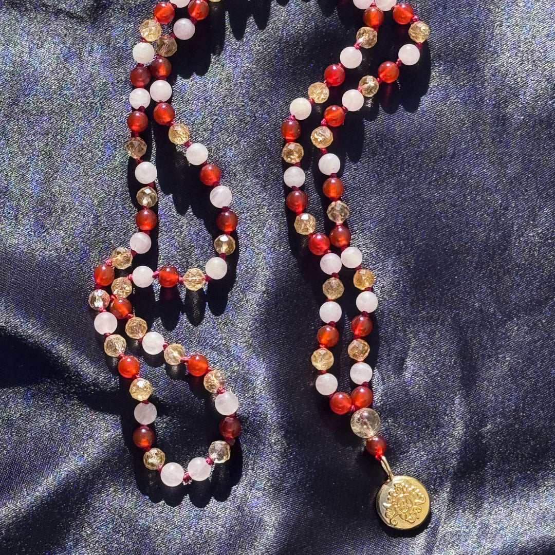 Feuerpferd Mala | Karneol · Citrin · Rosenquarz | mit goldener Malamünze