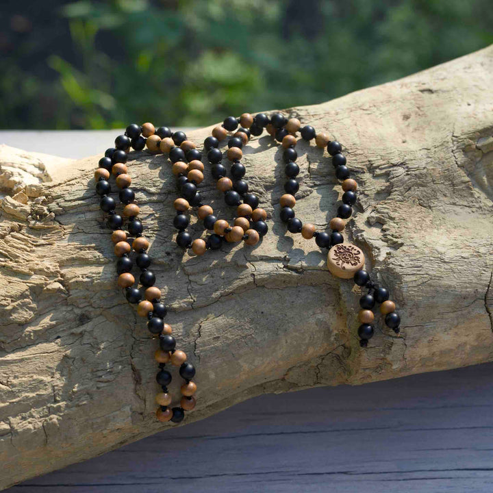 Malasonne Guruperle aus Holz mit OM-Zeichen und Sonnenstrahlen – handgefertigtes Detail der Malakette Krafthüter von Malawelt