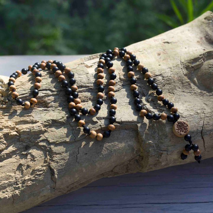 Handgeknüpfte Malakette Krafthüter aus mattem Onyx und Sandelholz mit Malasonne als Guruperle – Einzelstück aus der Summer Collection der Malawelt