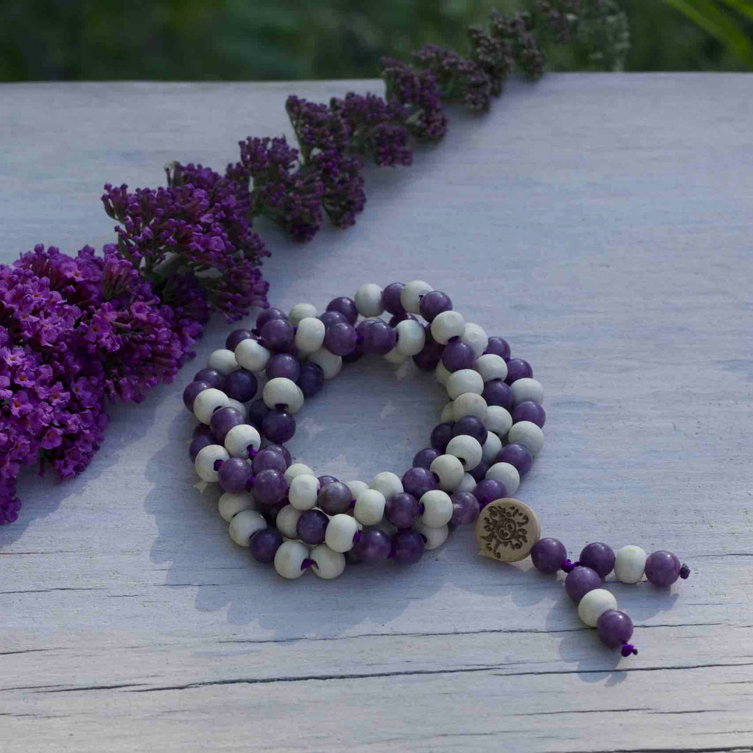 Nahaufnahme der 8mm Perlen aus Lepidolith in zartem Lila und hellem Tulsi-Holz – handgeknüpfte Meditationskette Mondlavendel von Malawelt