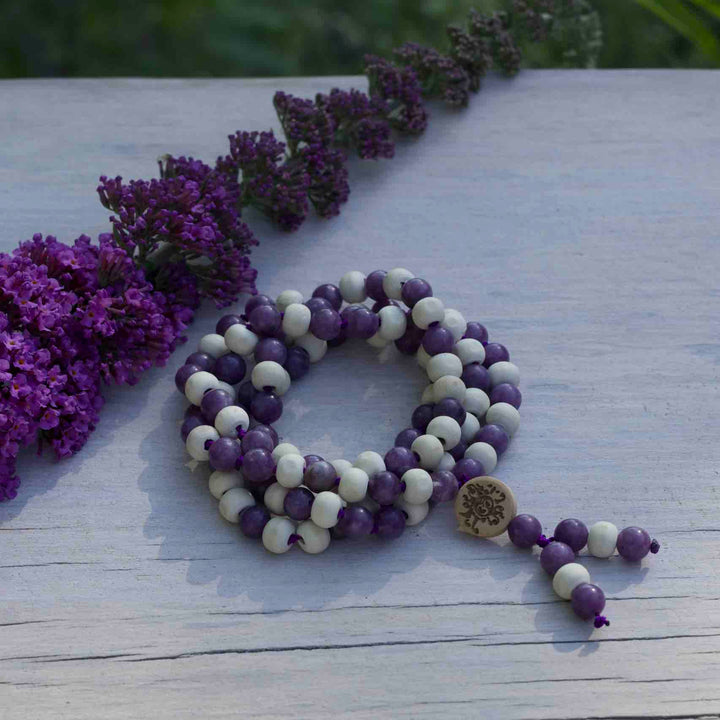 Nahaufnahme der 8mm Perlen aus Lepidolith in zartem Lila und hellem Tulsi-Holz – handgeknüpfte Meditationskette Mondlavendel von Malawelt