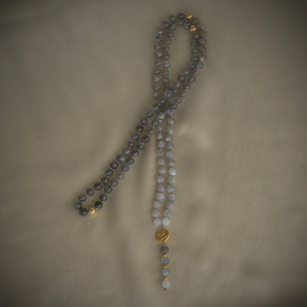 Mondstein grau Mala mit OM-Münze – Dein Meditationsbegleiter für innere Klarheit