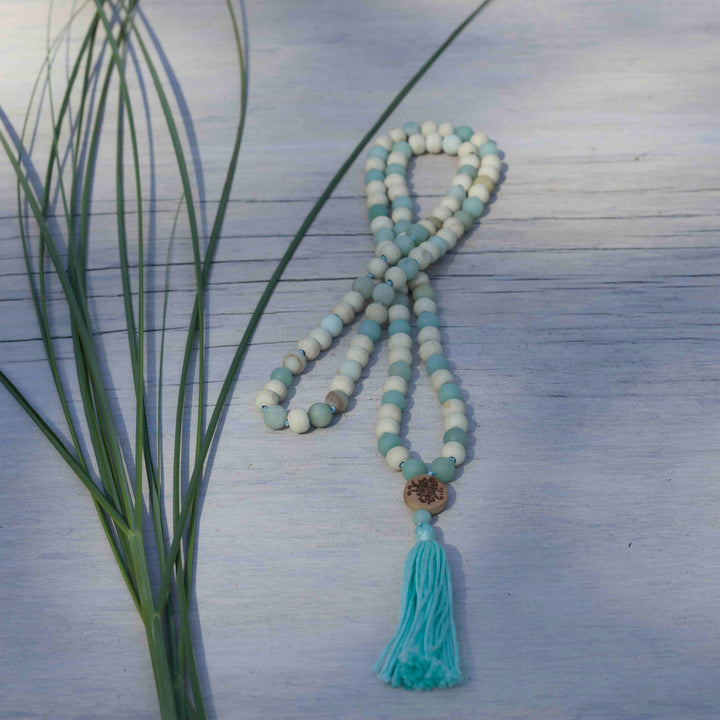 Du bist Meer, Mala „Strandgut" – Amazonit & Tulsi 8mm mit Quaste 