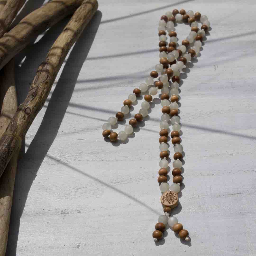 Mala „Mondflüstern“ Mondstein matt  mit Sandelholz 8mm Summer Collection