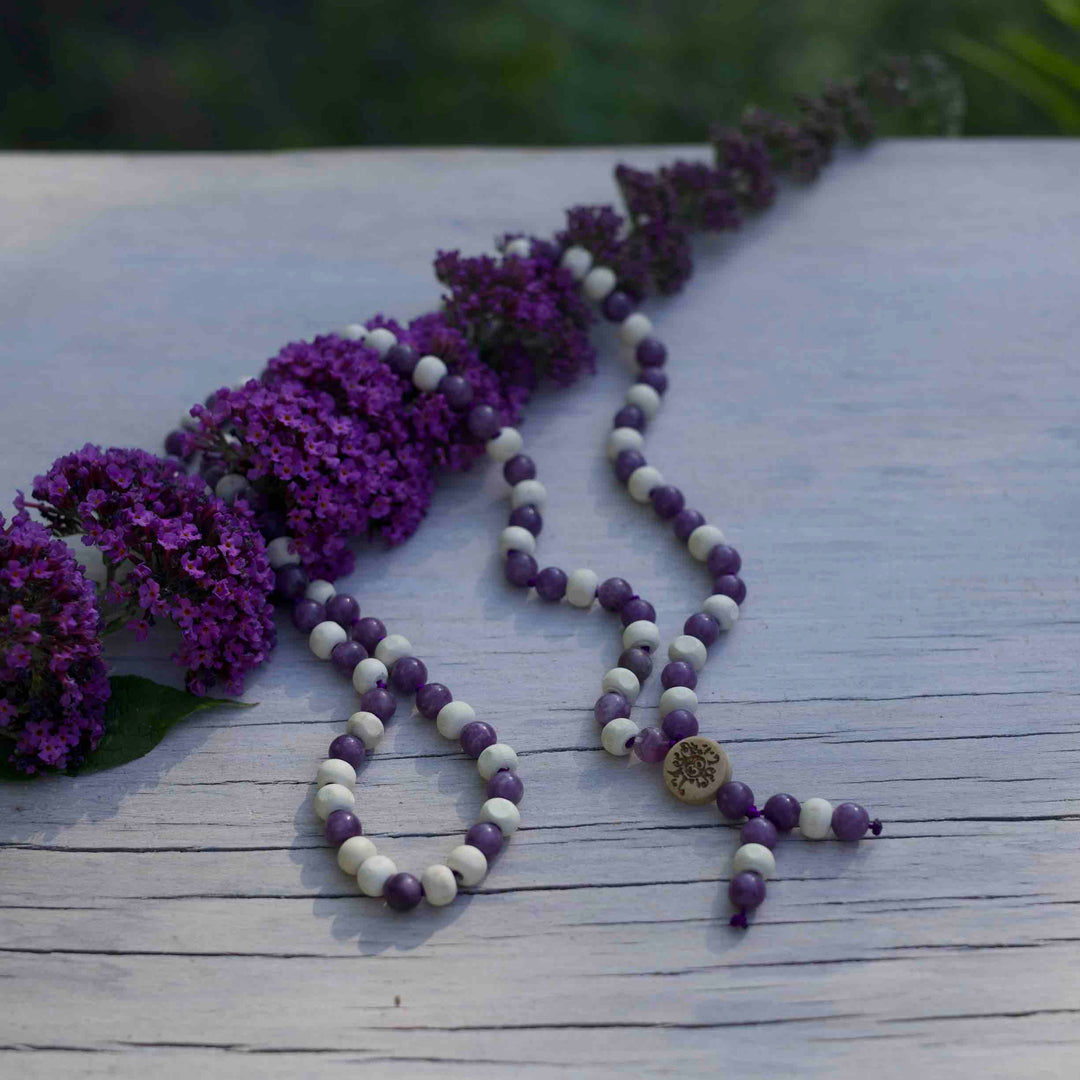 Handgeknüpfte Malakette Mondlavendel aus Lepidolith und Tulsi-Holz mit Malasonne als Guruperle – Einzelstück aus der Summer Collection der Malawelt