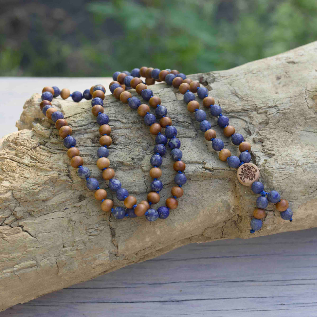 Handgeknüpfte Malakette Azurseele aus facettiertem Dumortierit und Sandelholz mit Malasonne als Guruperle – Einzelstück aus der Summer Collection der Malawelt