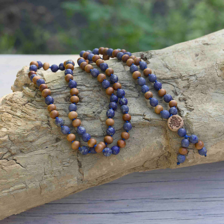 Handgeknüpfte Malakette Azurseele aus facettiertem Dumortierit und Sandelholz mit Malasonne als Guruperle – Einzelstück aus der Summer Collection der Malawelt