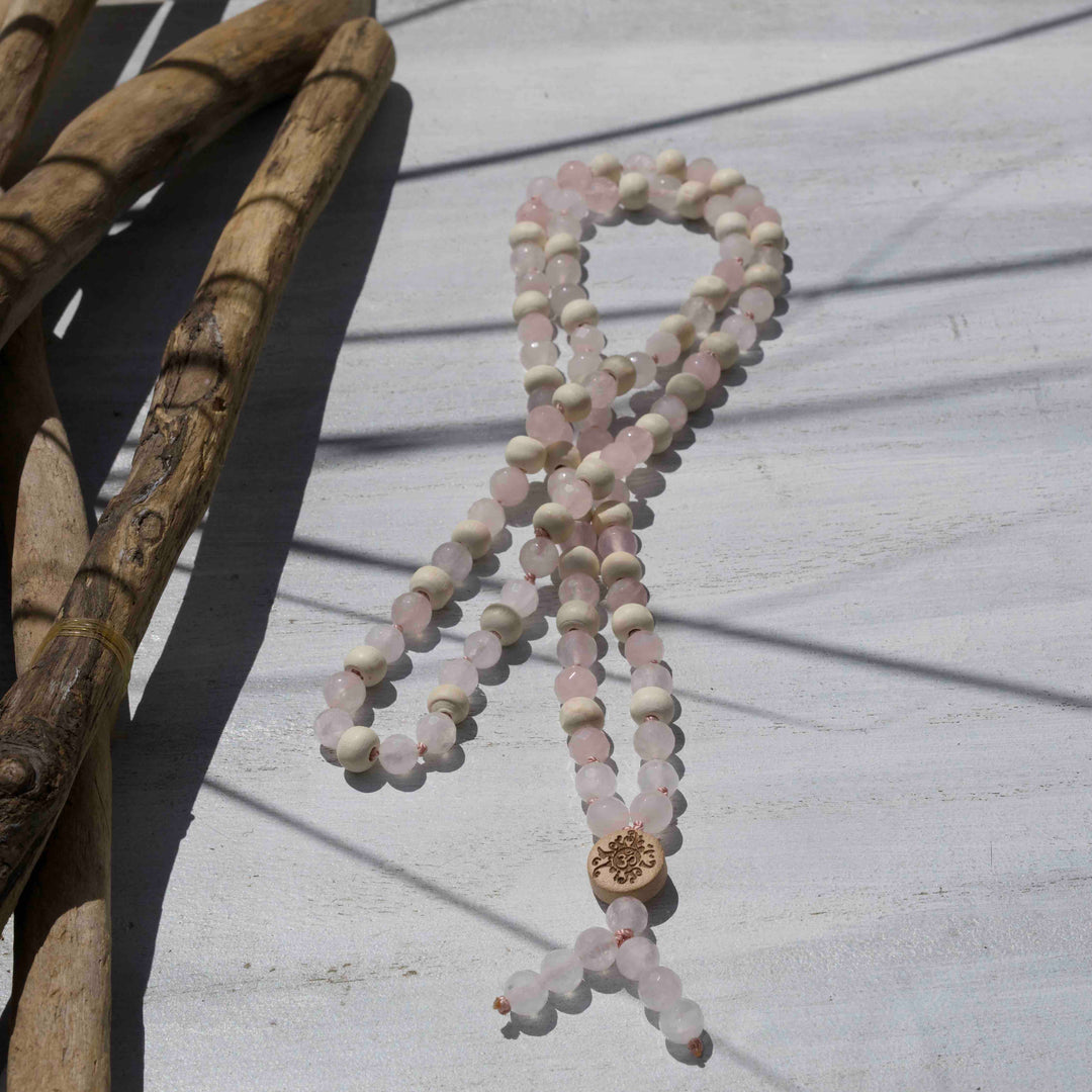 Mala aus Rosenquarz und Tulsi mit Malasonne