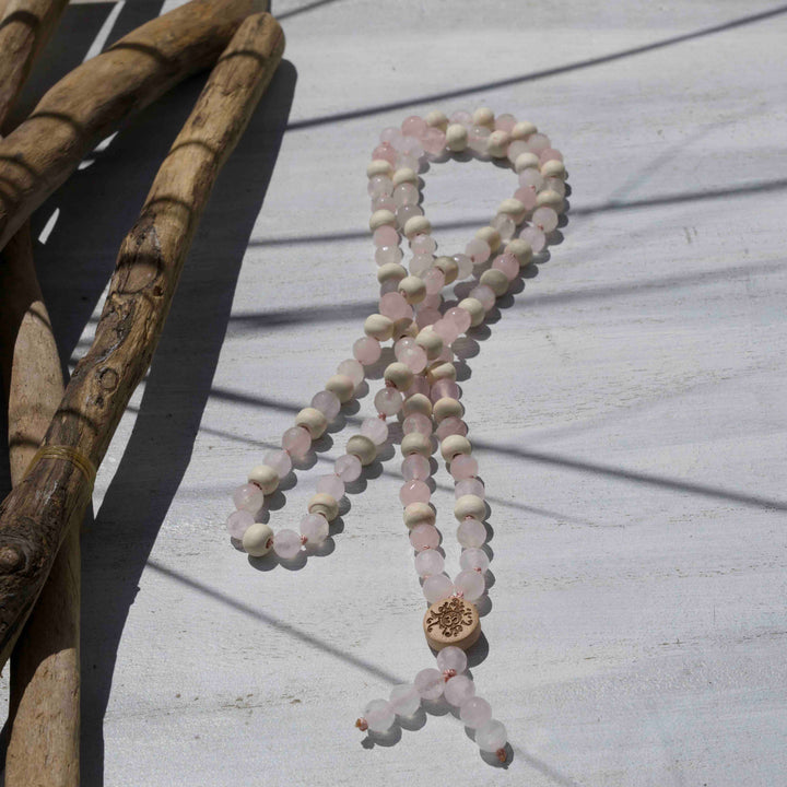 Mala aus Rosenquarz und Tulsi mit Malasonne