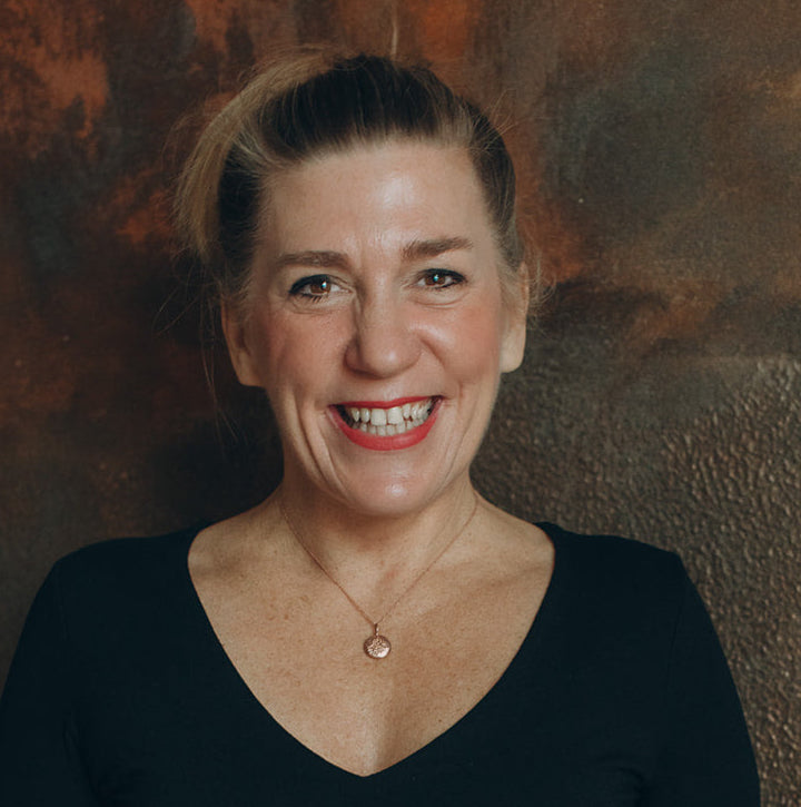 Malasonne als Anhänger mit Kette in Roségold,  getragen von Galina
