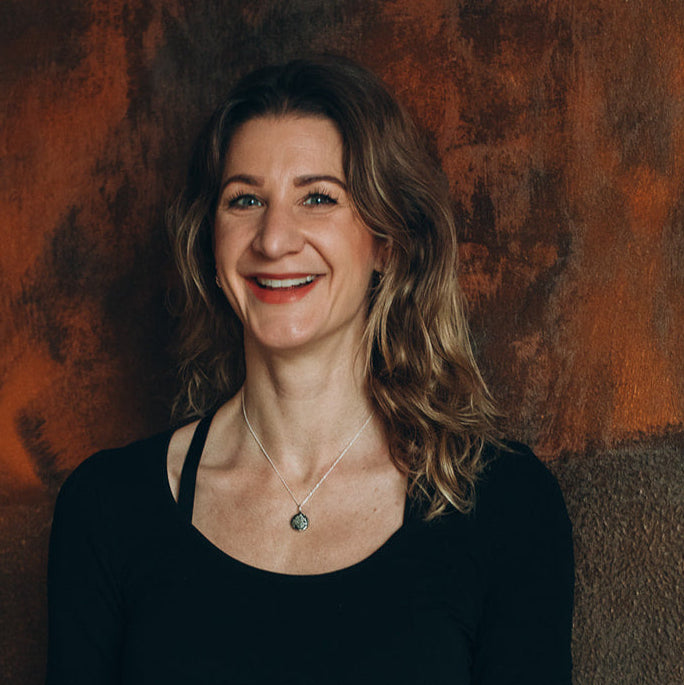 Malasonne Silberantik mit Kette, getragen von Janina