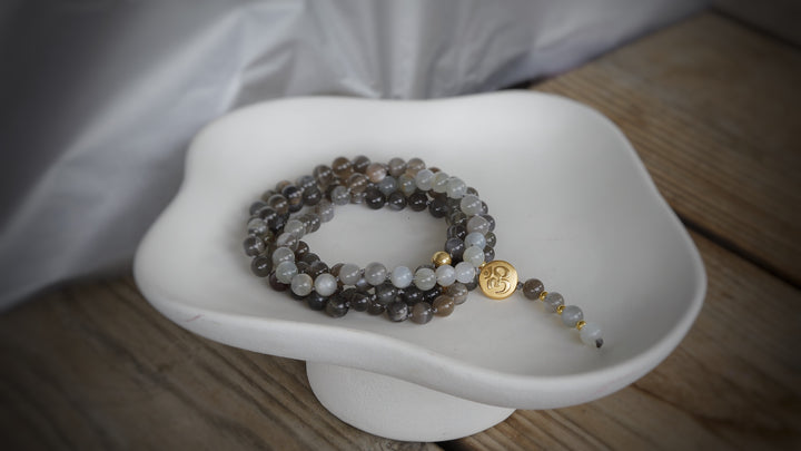 Mondstein grau Mala mit OM-Münze – Dein Meditationsbegleiter für innere Klarheit