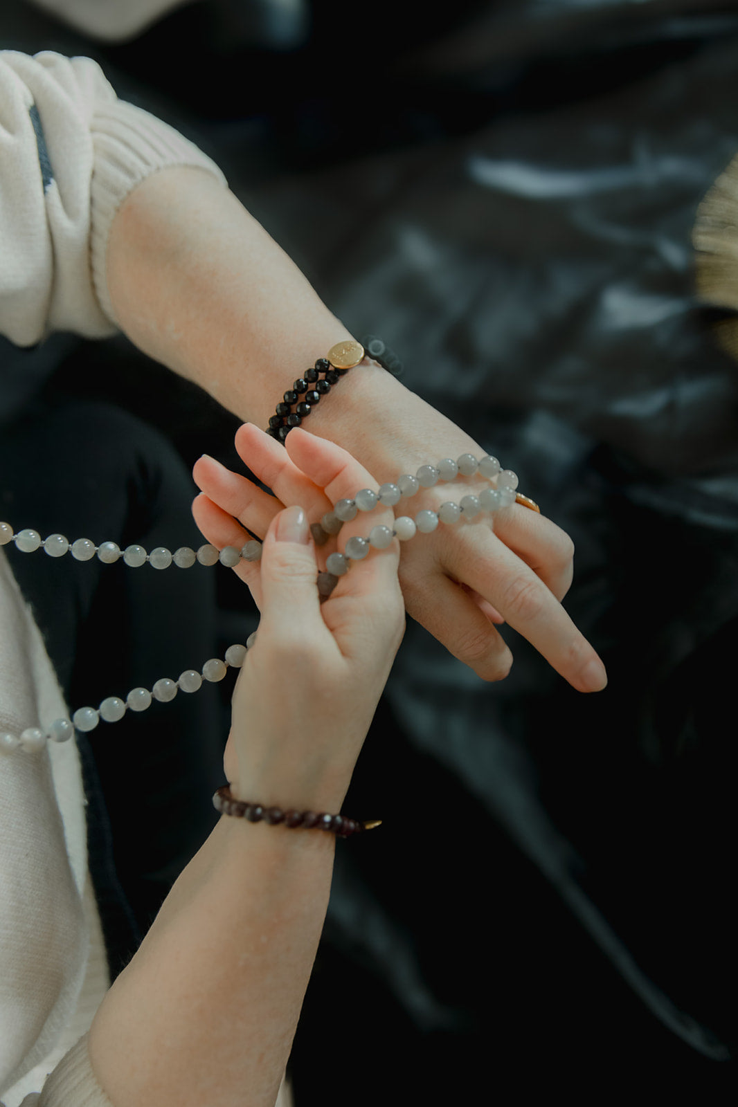 Mondstein grau Mala mit OM-Münze – Dein Meditationsbegleiter für innere Klarheit