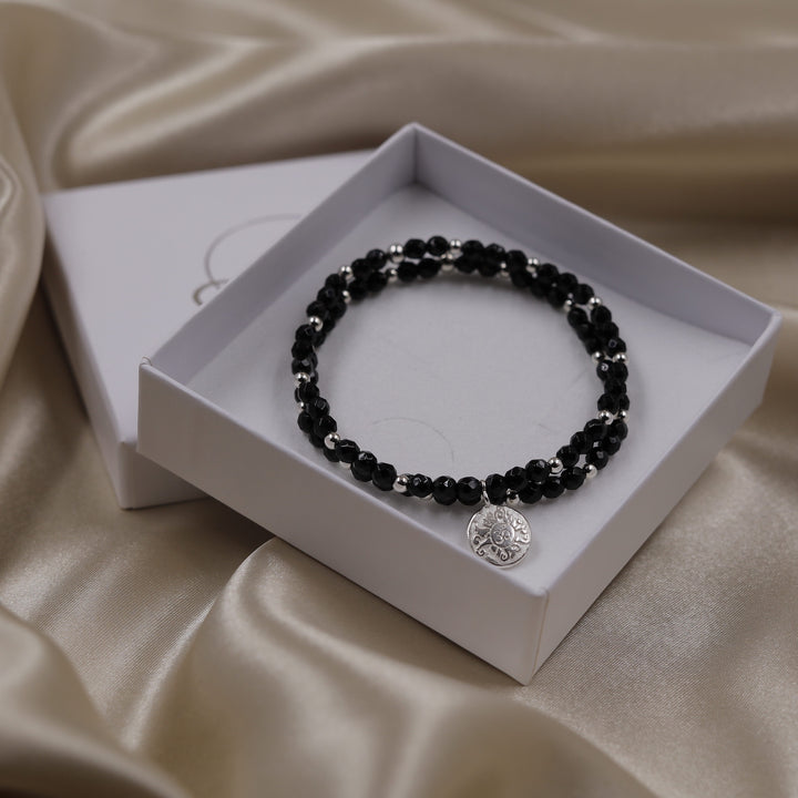 Das Onyx Handala Set für den Lagenlook, bestehend aus zwei Armbändern, handgefertigt von Malawelt.
