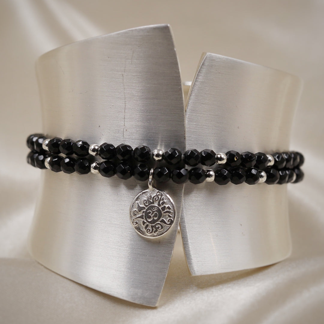 Onyx Handala  - Edelstein Armband mit Silberkugeln zwischen 4mm facettierten Onyx-Perlen, handgefertigt von Malawelt.